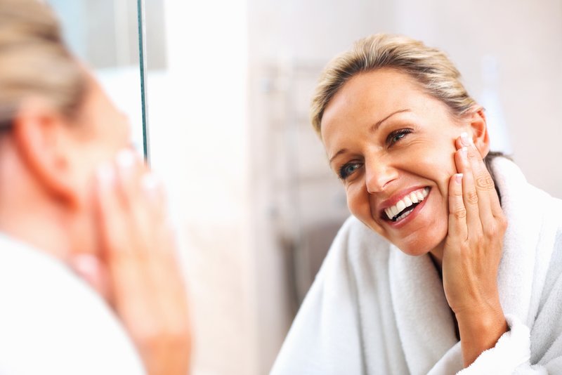 Vrouw hydrateert haar gezicht