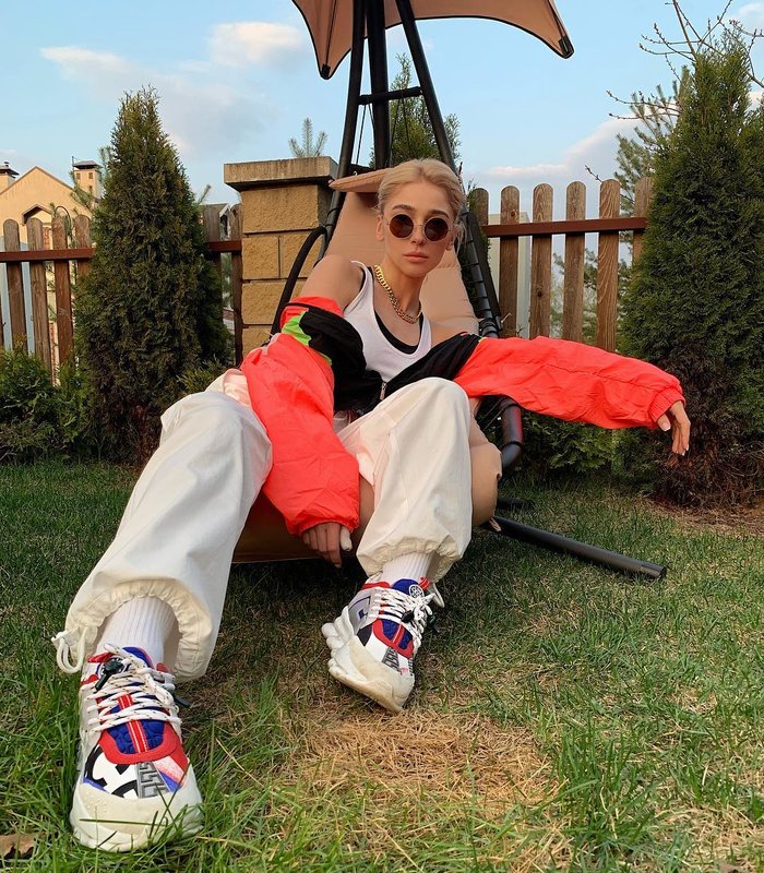 Nastya Ivleeva in lelijke sneakers