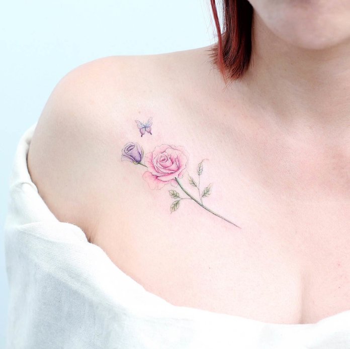 Beau tatouage sur la clavicule d'une fille