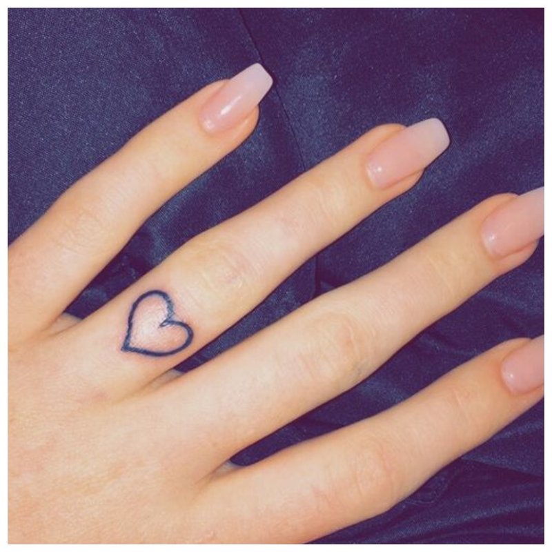 Vinger hart tattoo