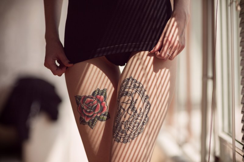 Tatouage sur les hanches sur les deux jambes