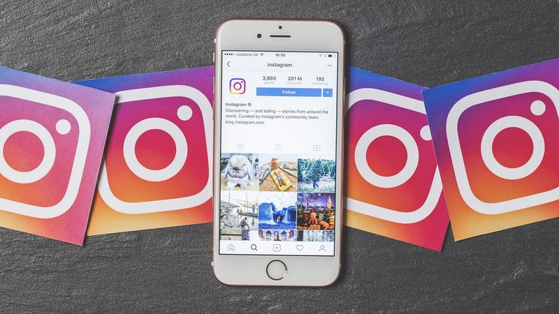 هاتف به ملف تعريف مفتوح على Instagram