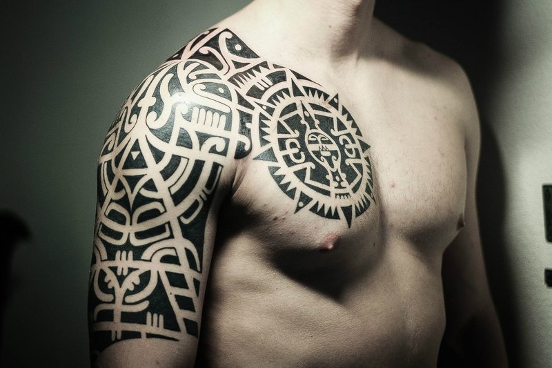 Blackwork schoudertattoo