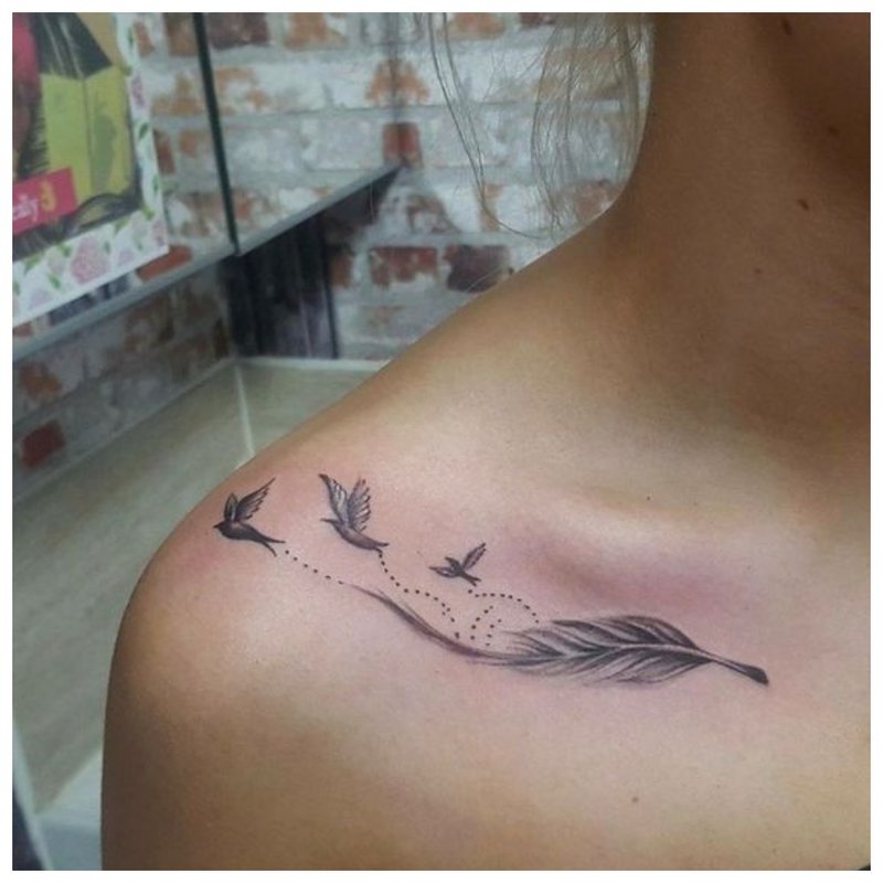 Tatouage clavicule et épaule