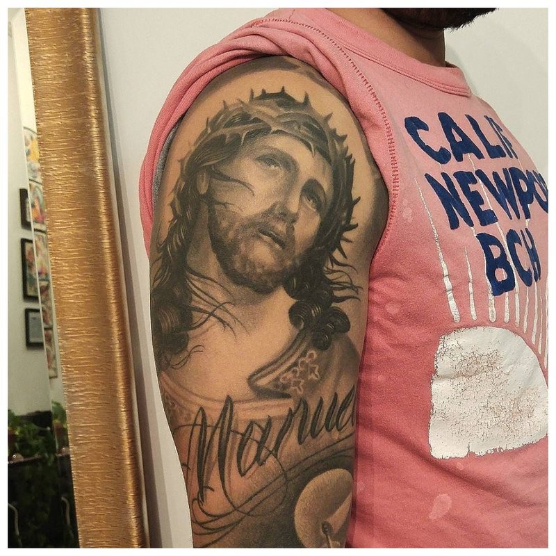 Tatuaj inscripție nume cu portret