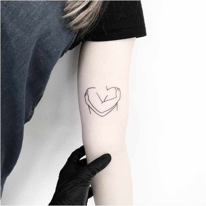 Tatouage minimaliste sur le bras