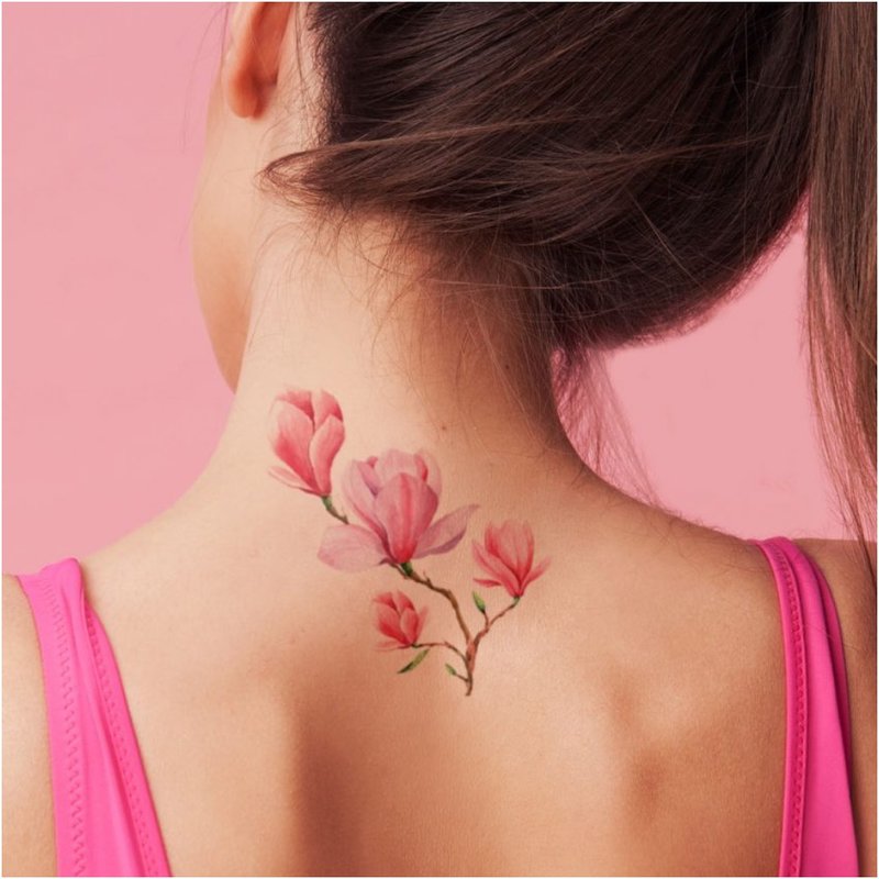 Delicate bloemtattoo op de achterkant van het hoofd