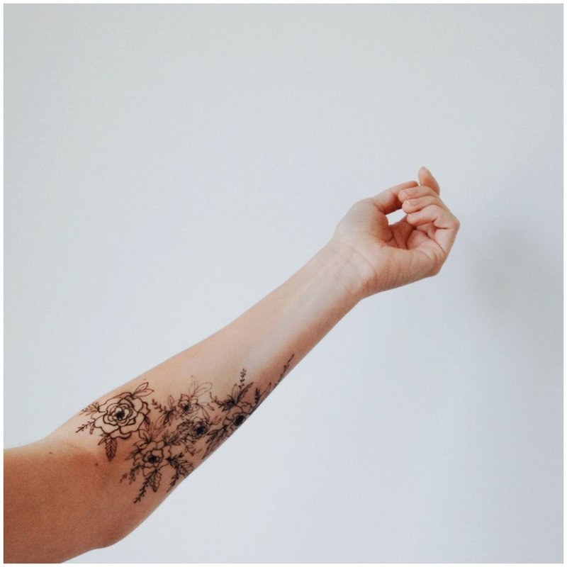 Tatoeage op een hand met bloemen