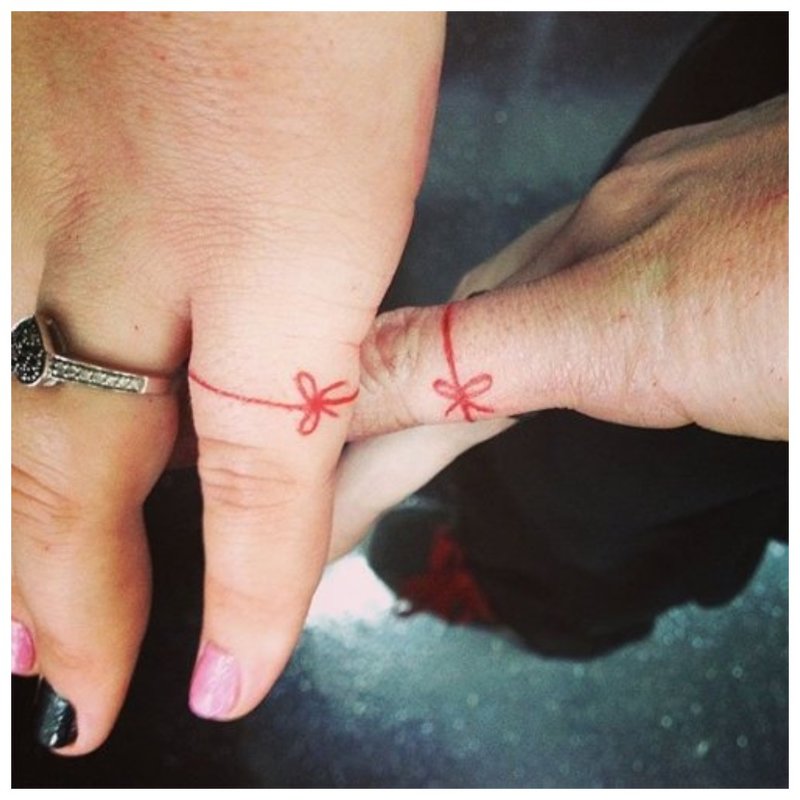 Tatouage sur les doigts des amoureux