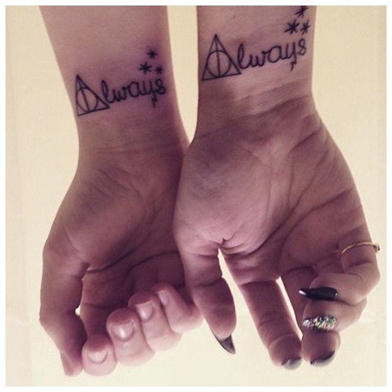 Tatouage pour un couple au poignet