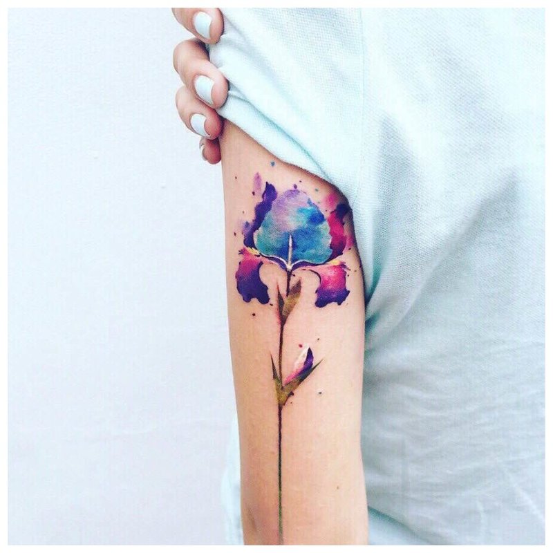 Tatouage de fleurs lumineuses