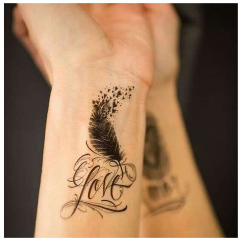 Inscription de tatouage avec plume