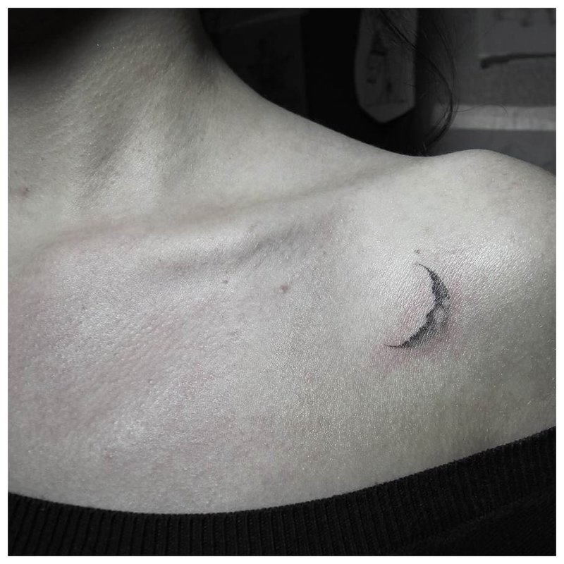 Beau tatouage sur la clavicule pour une fille