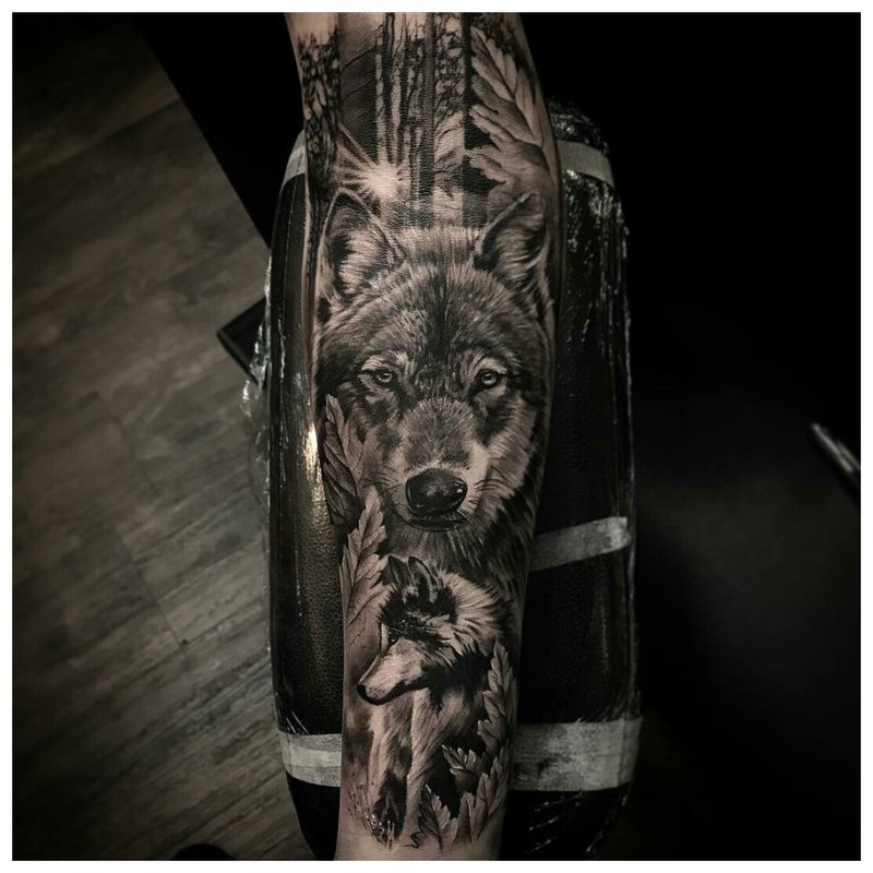 Mooie wolfentattoo op de arm van een man