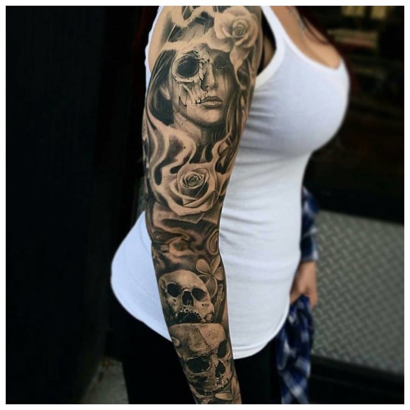 Originele tattoo met volledige arm