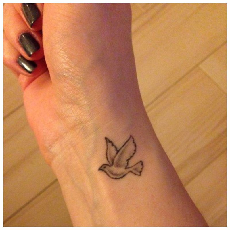 Tatouage oiseau au poignet