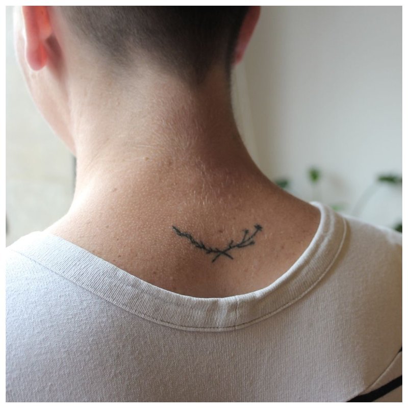 Tatouage Minimalisme Sur Le Cou