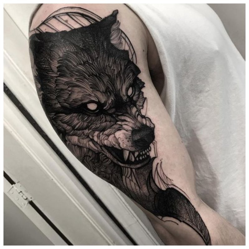 Wolfentattoo op de hand van een man