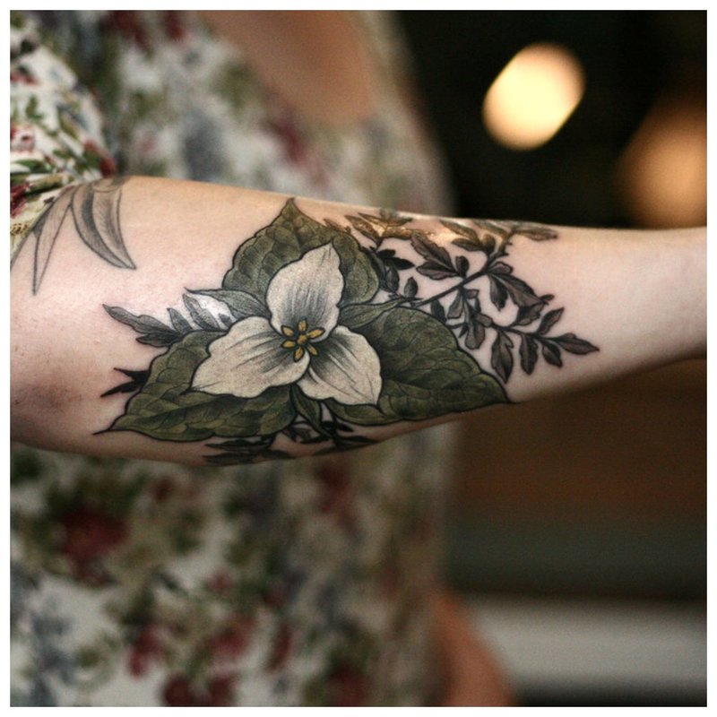 Tatouage complet de fleurs