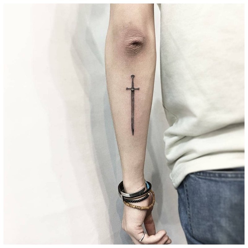 Tatouage minimaliste de l'avant-bras