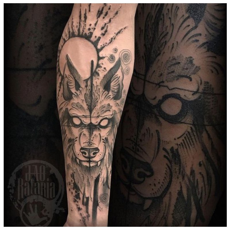 Ongebruikelijke wolfentattoo op de arm van een man