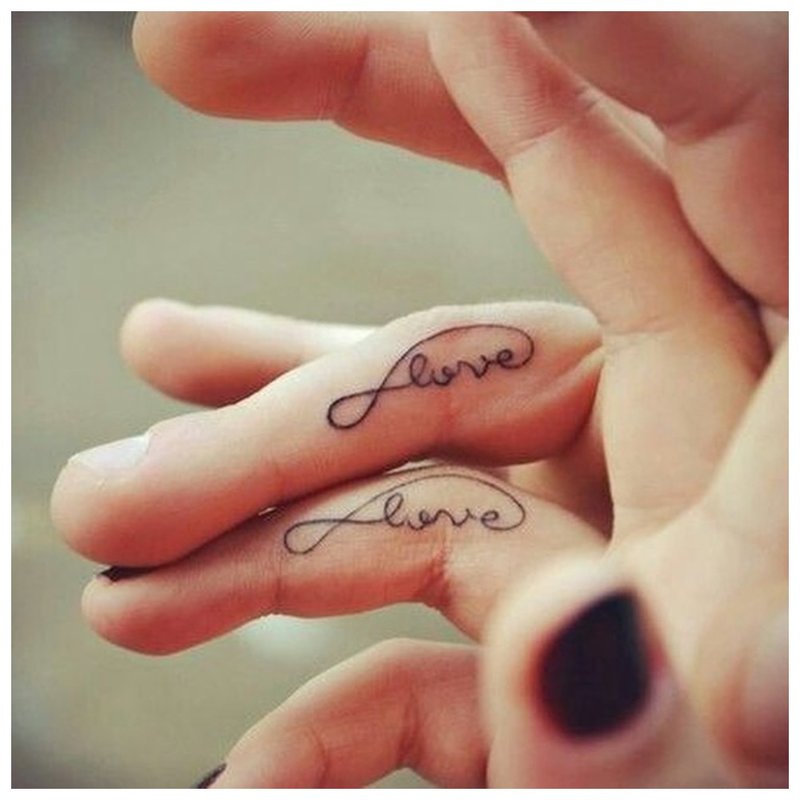 Tatouage au doigt pour couple