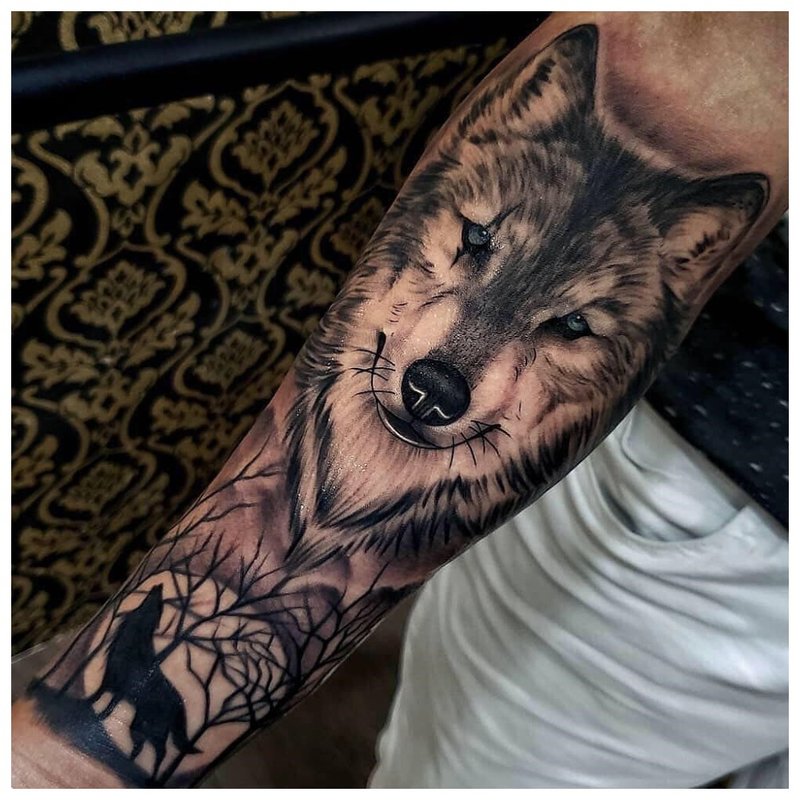 Wolfentattoo op de hand van een man