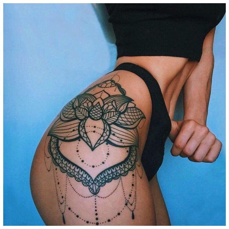 Tatuaj de flori etnice