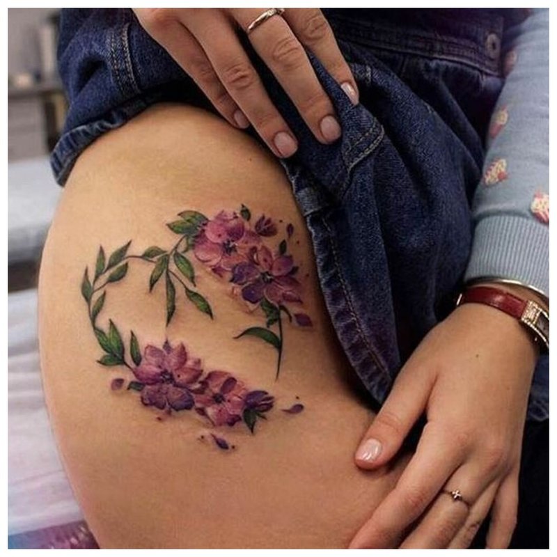 Thème floral pour tatouage de la hanche