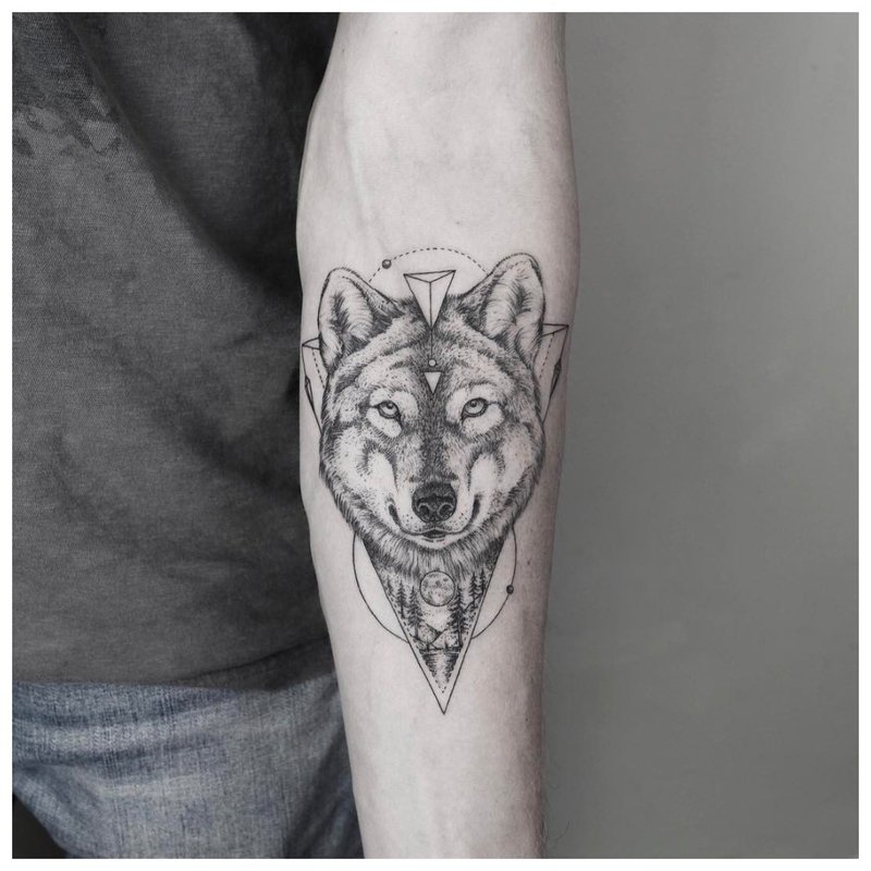 Wolfentattoo op de hand van een man