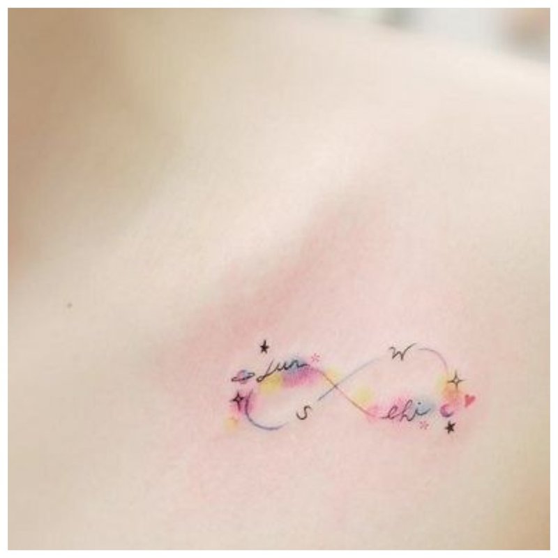 Tatouage doux sous la clavicule