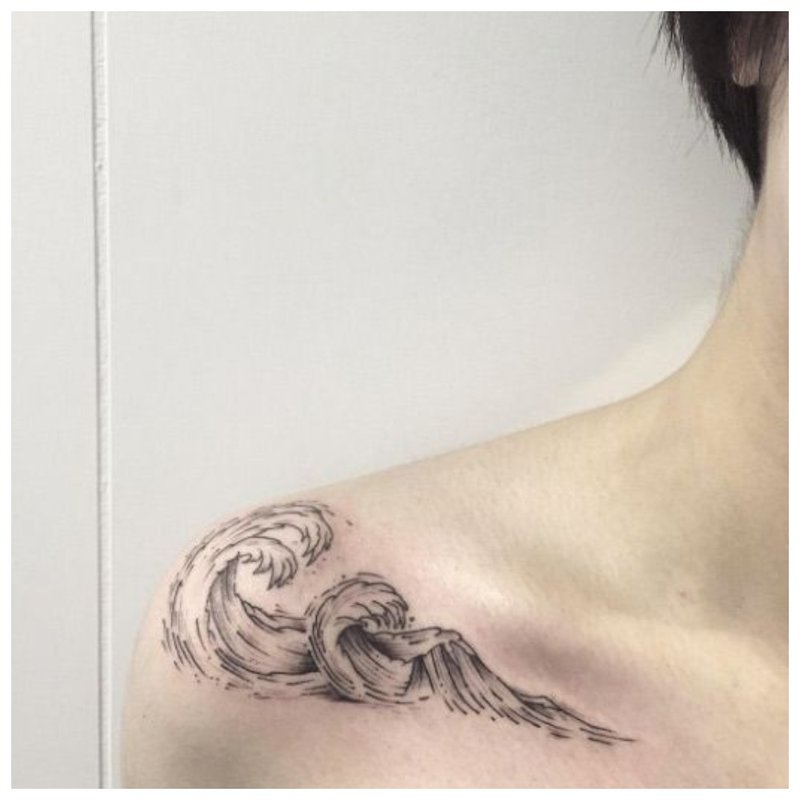 Wave - tatouage de la clavicule