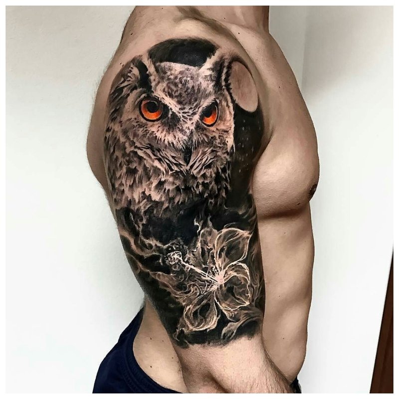 Tatuaj de bufniță pe umăr