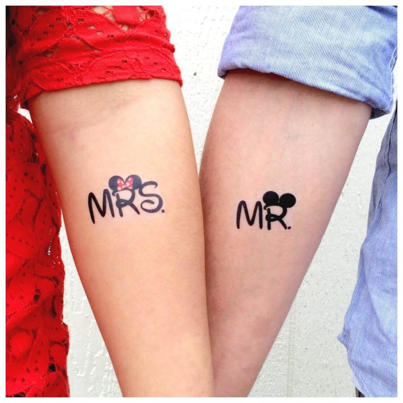 Tatouage pour un couple sous la forme d'une inscription en anglais