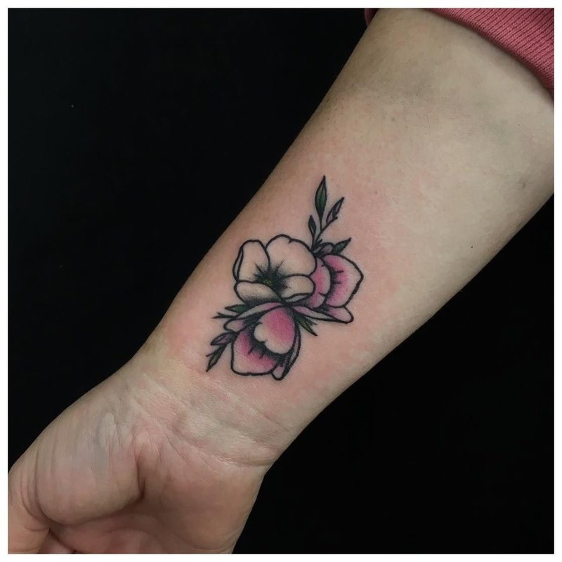 Bloemtattoo voor een meisje om haar pols