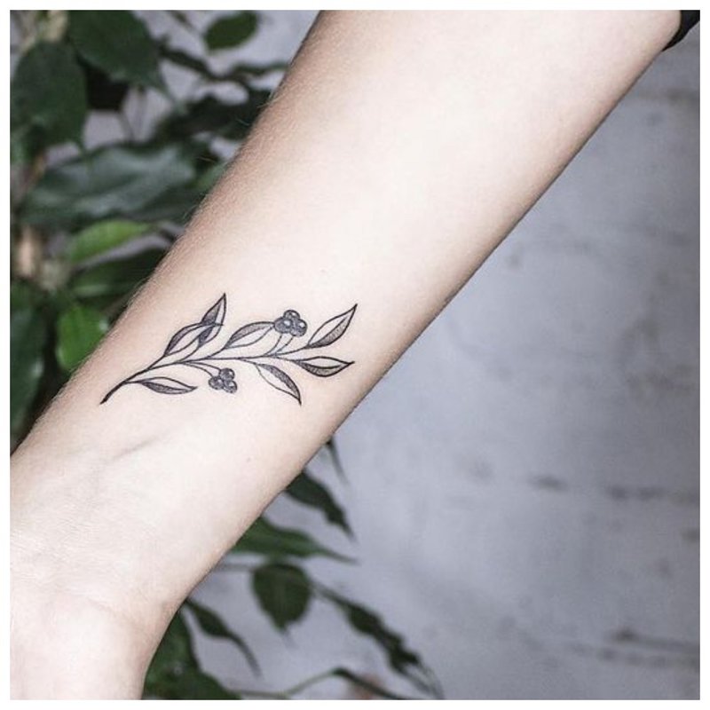 Tatouage de fleurs sur la main d'une fille