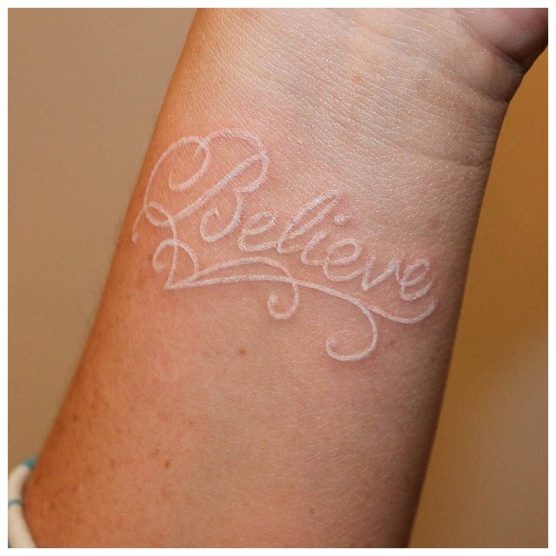 Tatouage de lettrage blanc