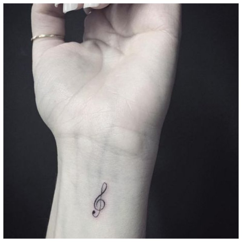 Petit tatouage au poignet