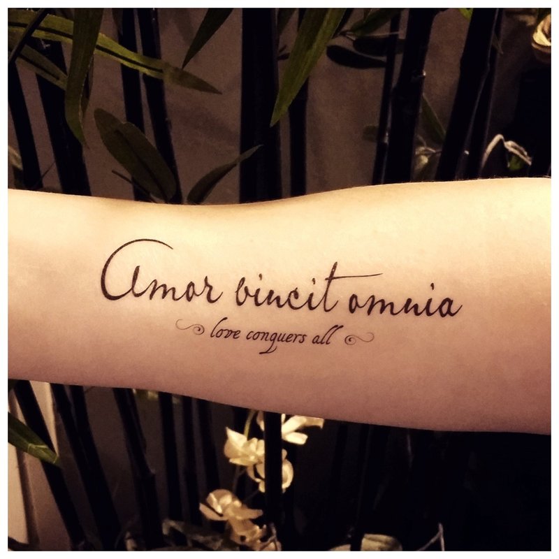 Font scris de mână pentru tatuaj pe mână.