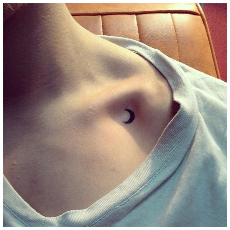 Tatouage de lune tendre sur la clavicule