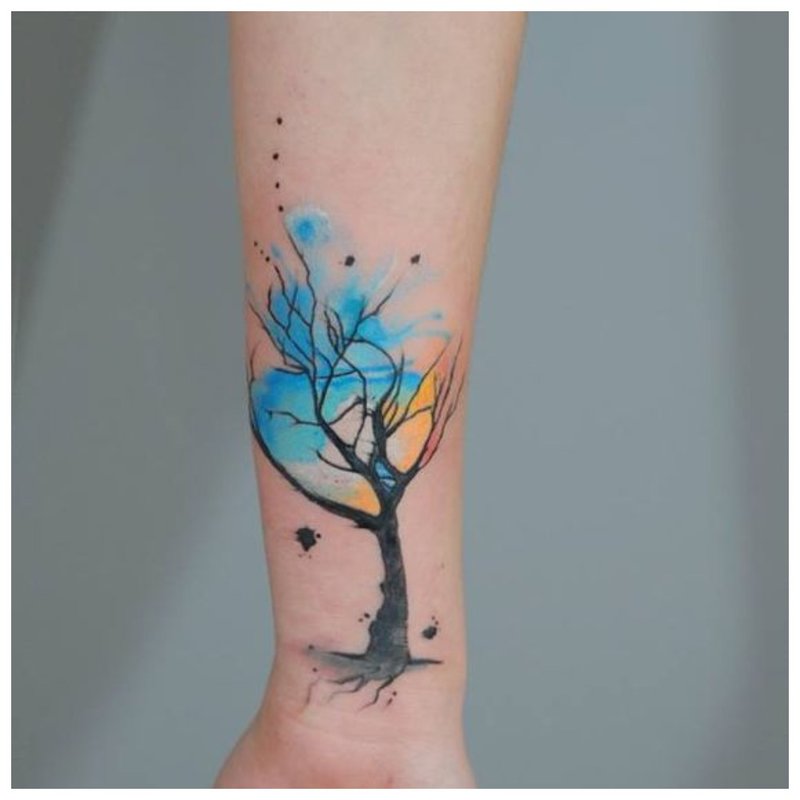 Arbre lumineux - tatouage au poignet