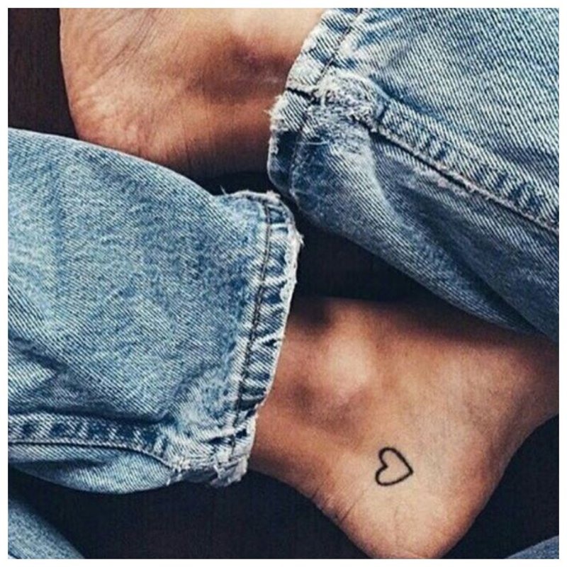 Tatouage tendre en forme de coeur