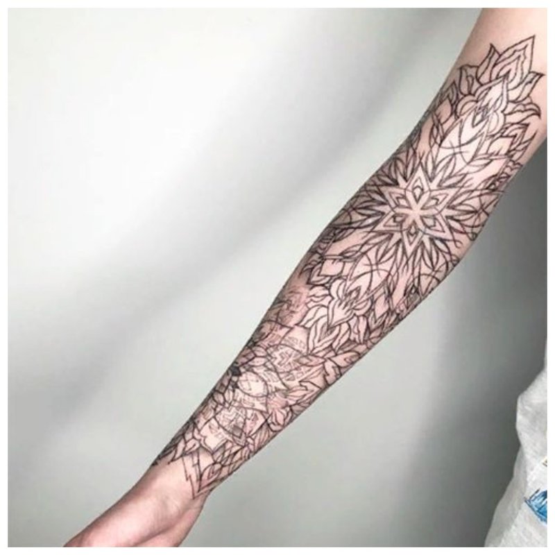 Vrouwelijke volledige arm tattoo