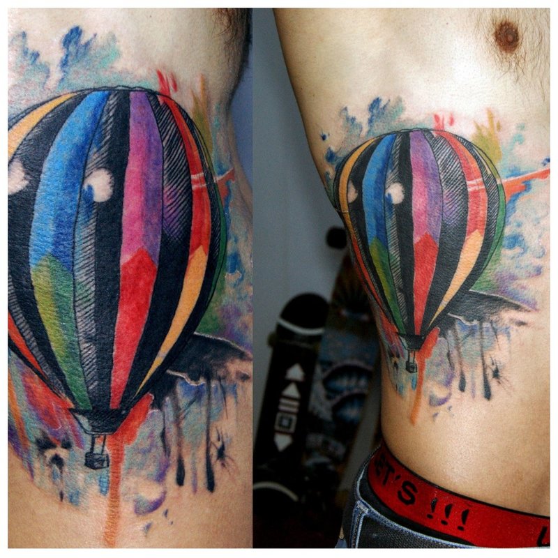 Tatouage aquarelle en forme de ballon