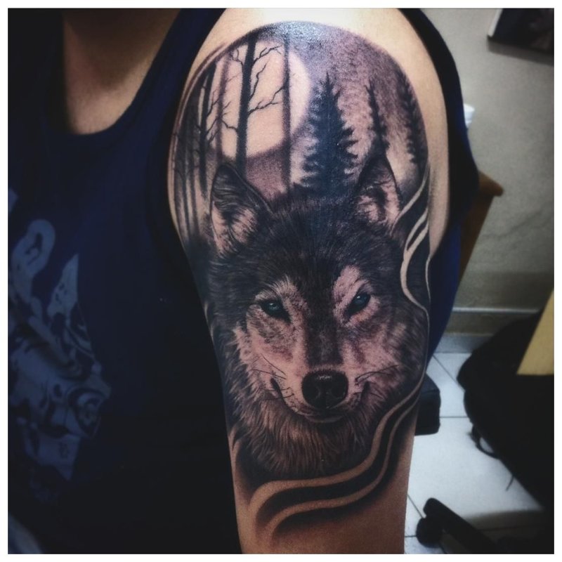 Severe Wolf - de schoudertattoo van een man