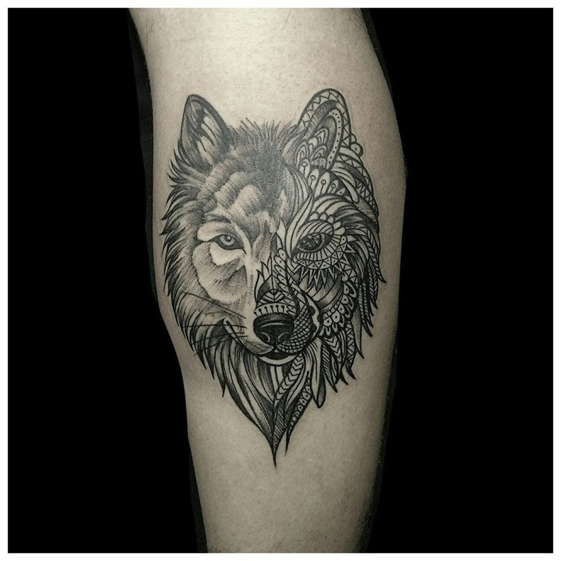 Tatouage de loup dans un style combiné