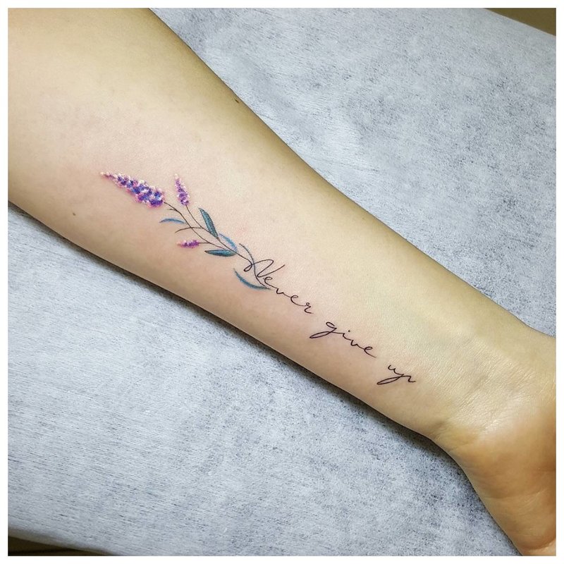 Inscripție tatuaj cu lavandă