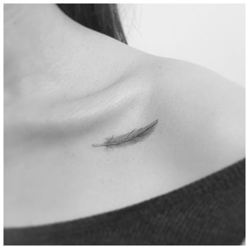 Minimalistische veertattoo