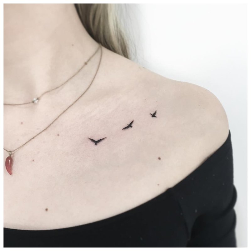 Nette dieren sleutelbeen tattoo voor meisje