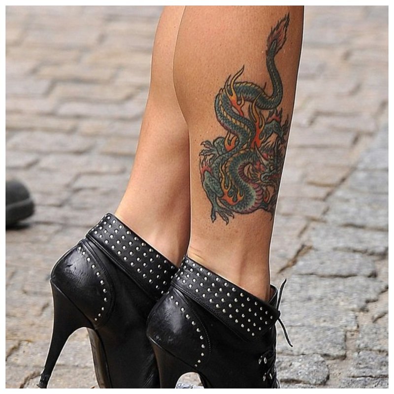 Tatouage vert et rouge sur le tibia